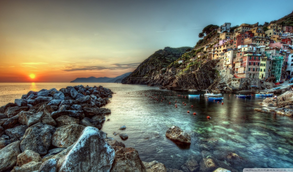 Берег моря на закате, курорт Чинкве-Терре в Италии