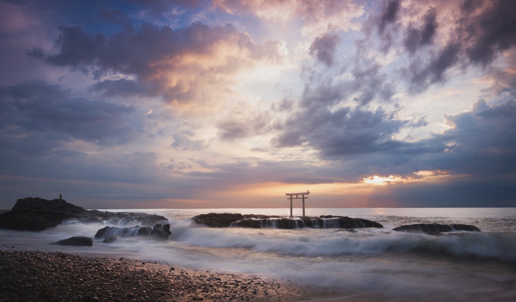 Японская арка на берегу моря