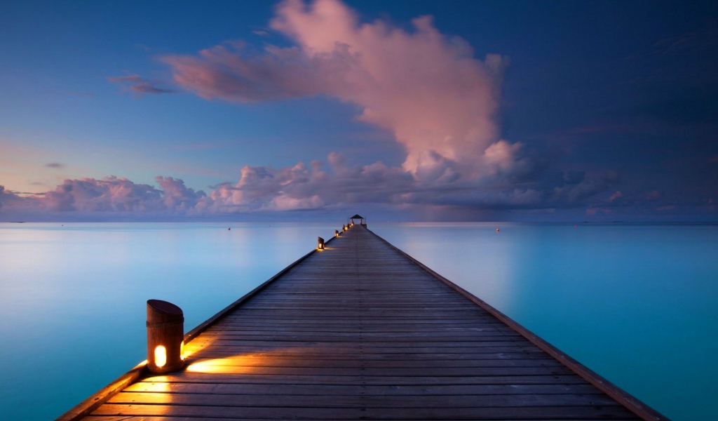 Подсветка деревянного пирса на Мальдивах