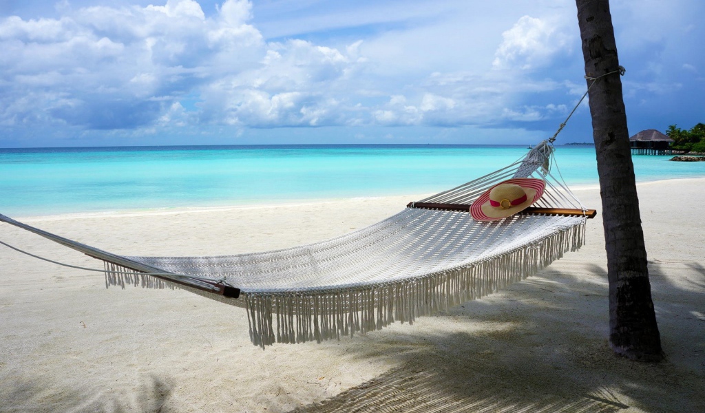Белый гамак на пляже, Мальдивы