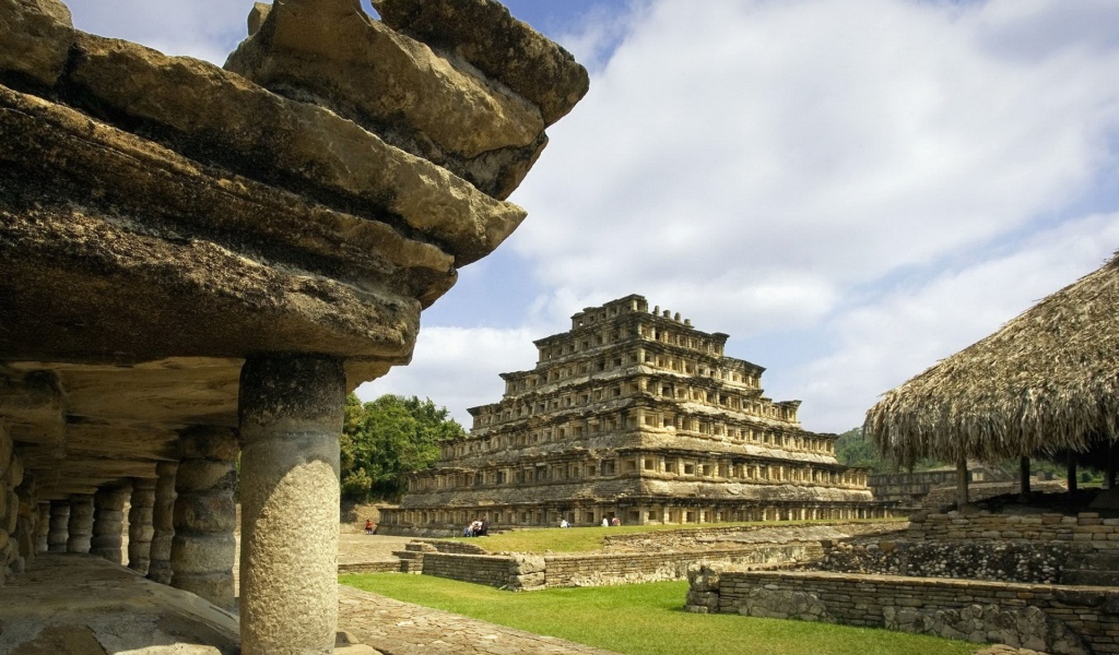 Руины древних зданий в Мексике