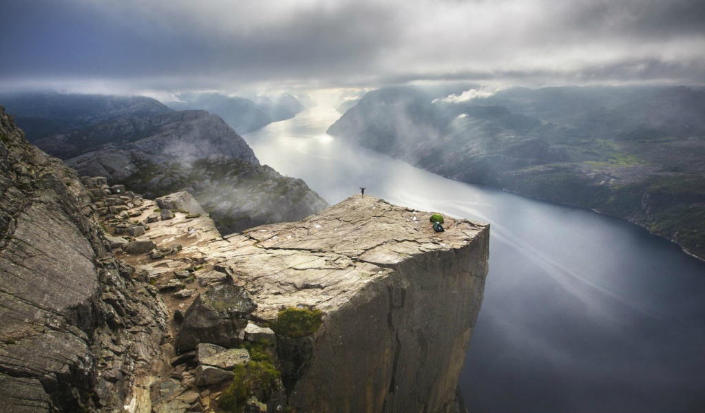 Гигантский утёс Прекестулен в Норвегии