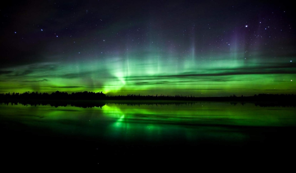 Северное сияние над водой в Норвегии