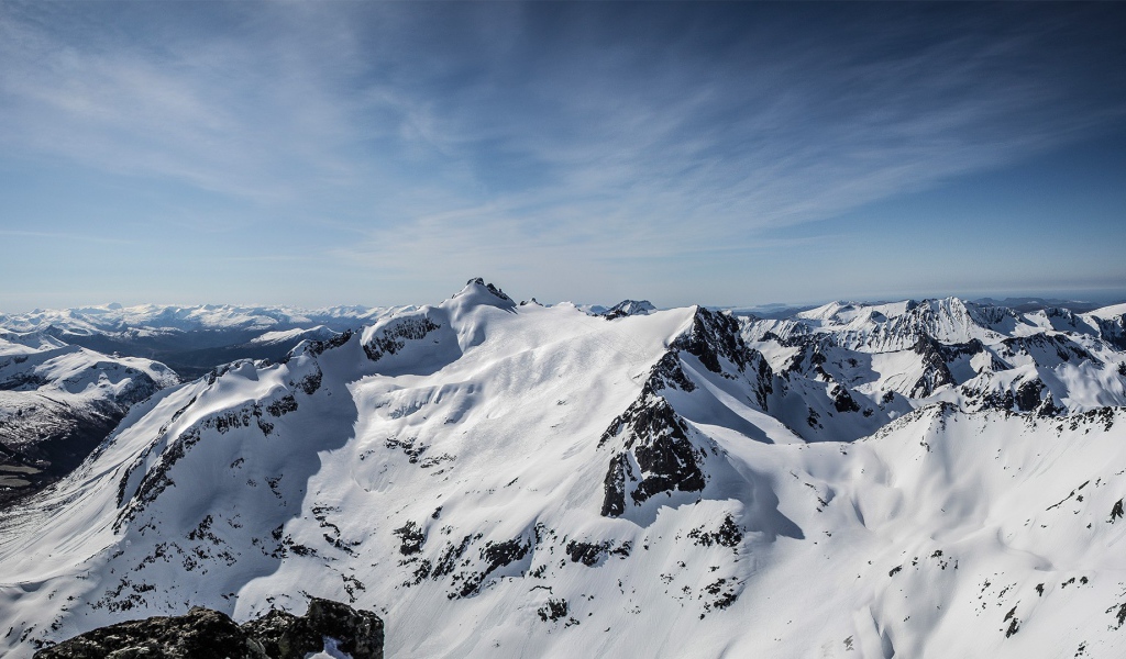 Заснеженные вершины гор в Норвегии