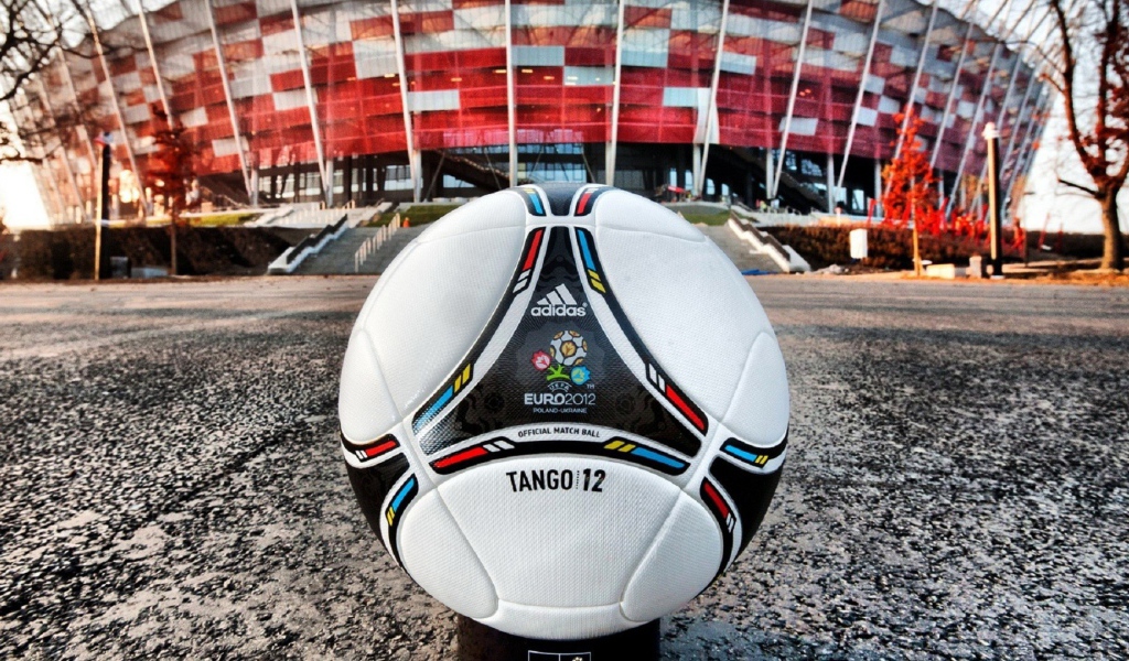 Мяч на фоне стадиона в Польше