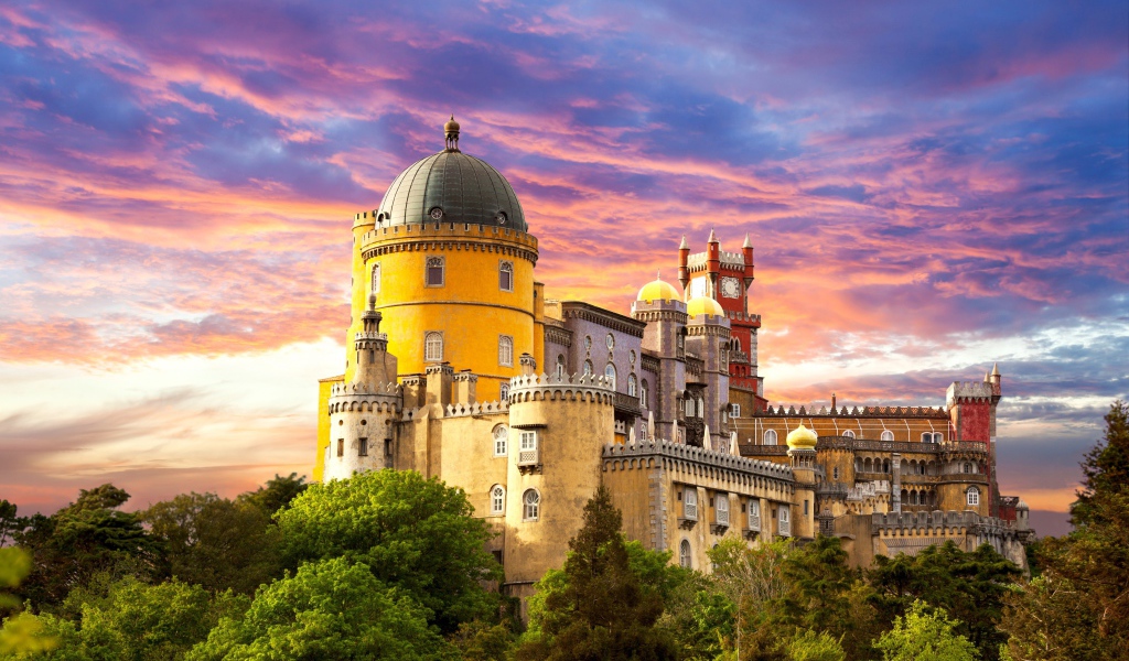 Прекрасный замок на холме, Португалия