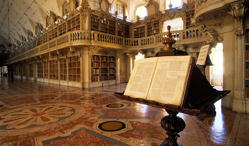 Старинная книга в библиотеке, Португалия