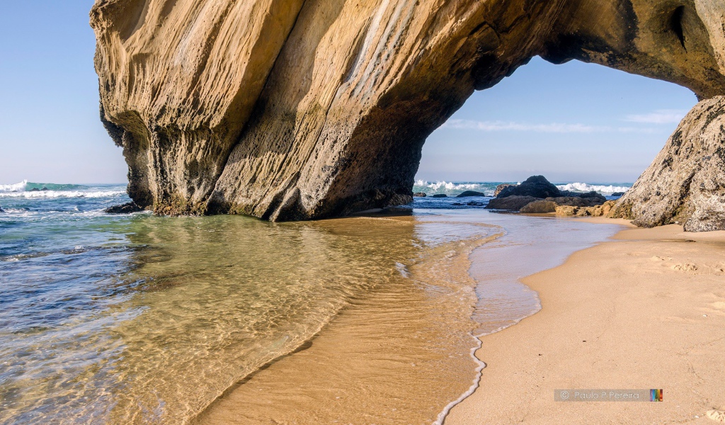 Скала на пляже, Португалия