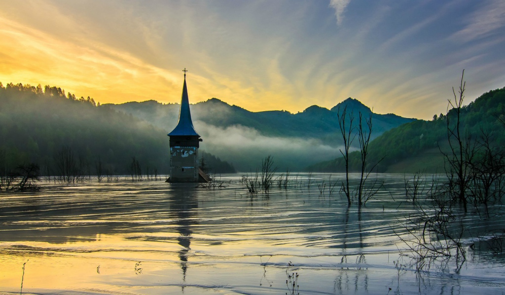 Затопленная церковь на рассвете. Румыния