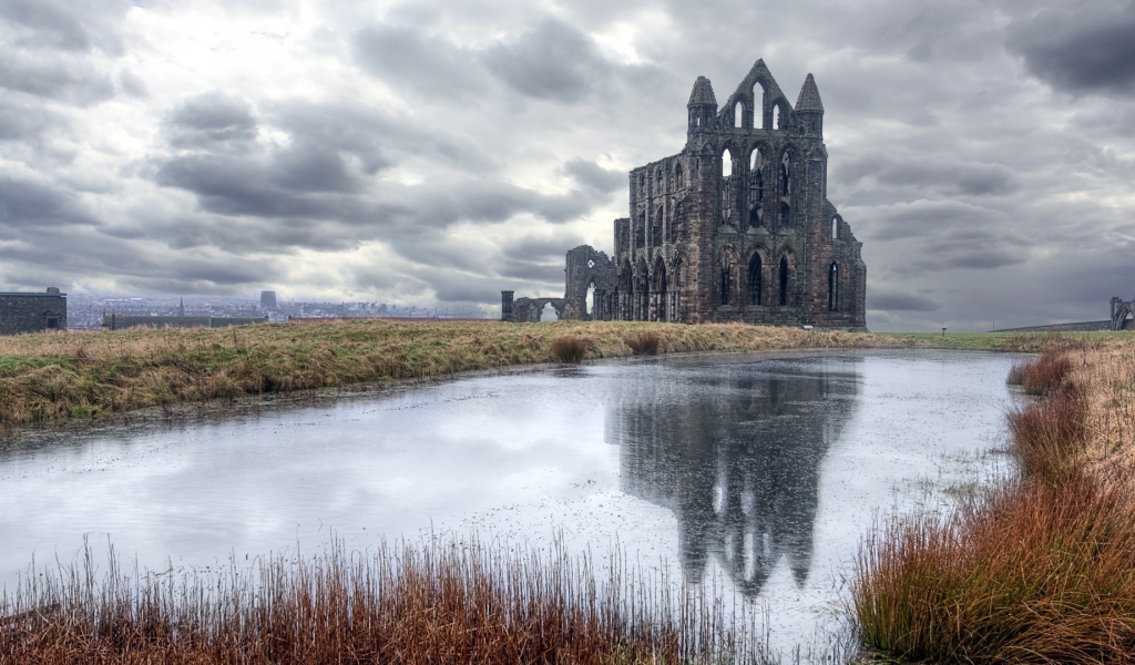 Руины храма на берегу озера в Шотландии