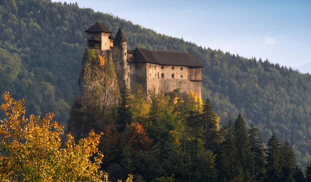 Замок на холме в Словакии