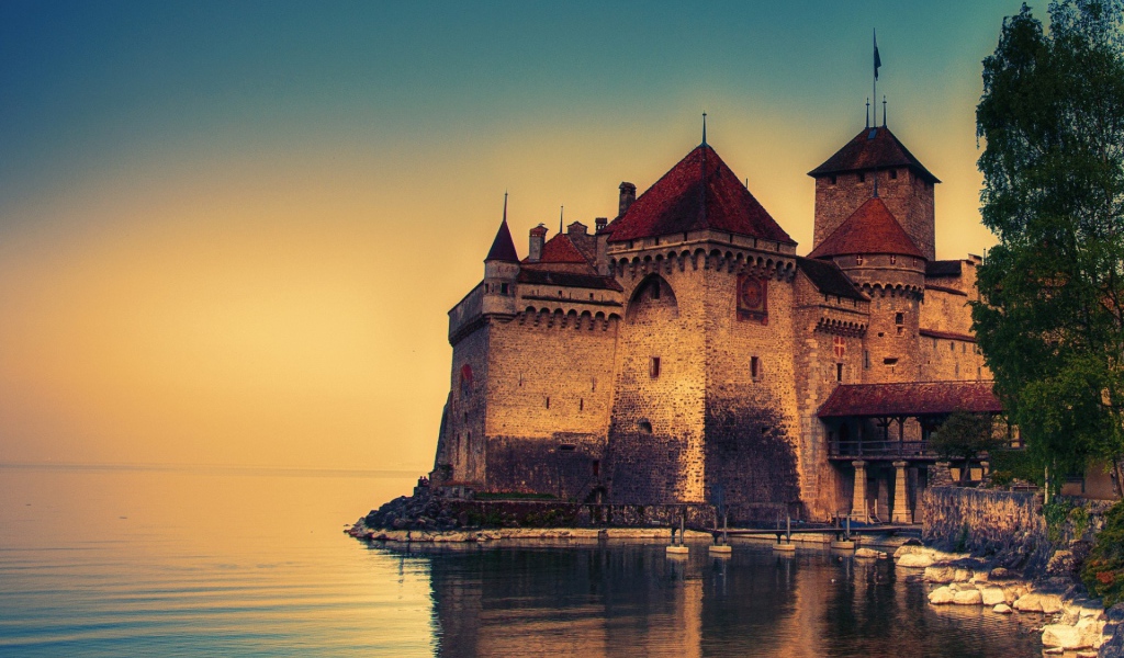 Шильонский замок на берегу Женевского озера