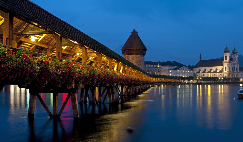 Пешеходный мост в цветах, Швейцария