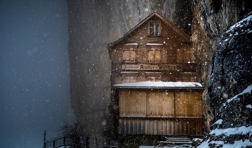 Старинная гостиница в горах, Швейцария