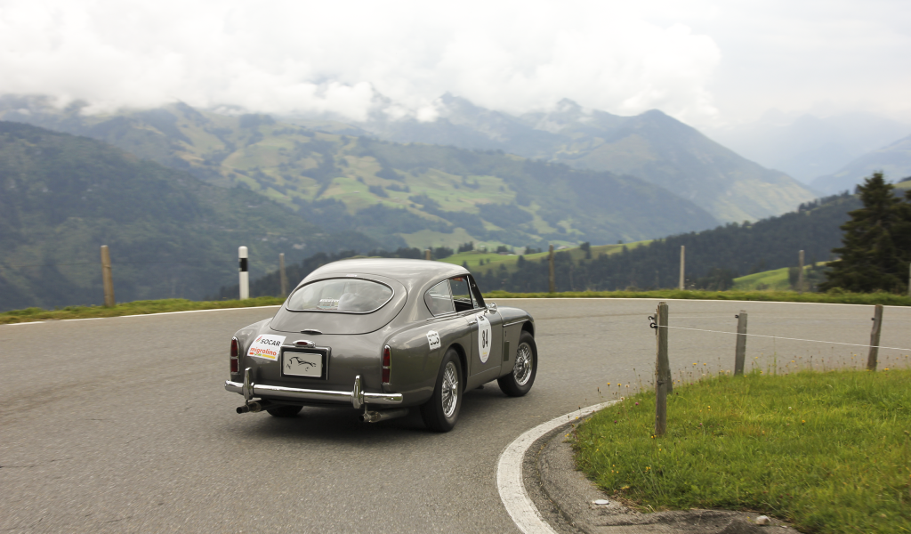 Ретро автомобиль на горной дороге в Швейцарии