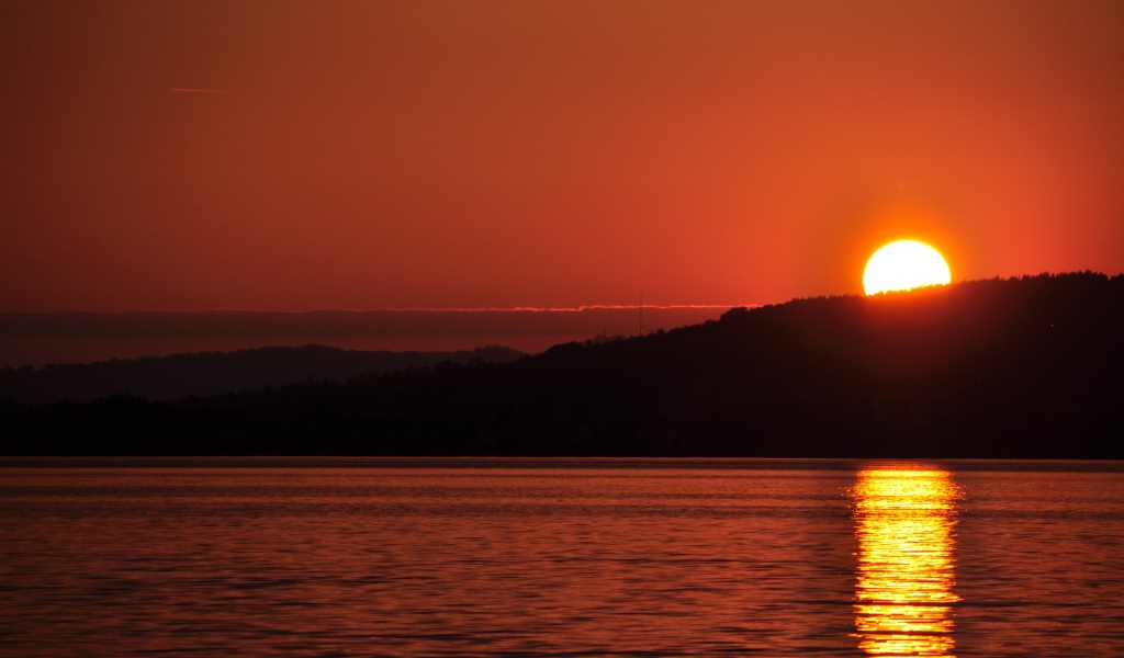Закат над озером в Швейцарии