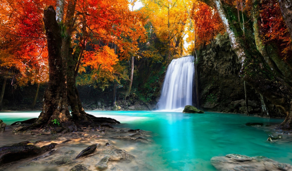 Водопад среди желтых деревьев, Таиланд