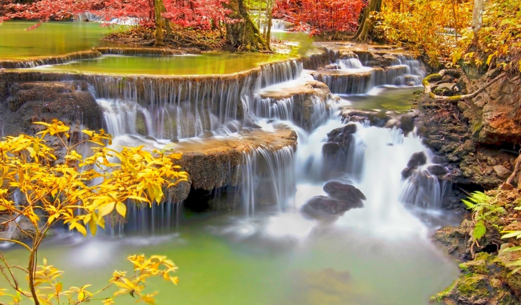 Ступенчатый водопад в тропиках Таиланда