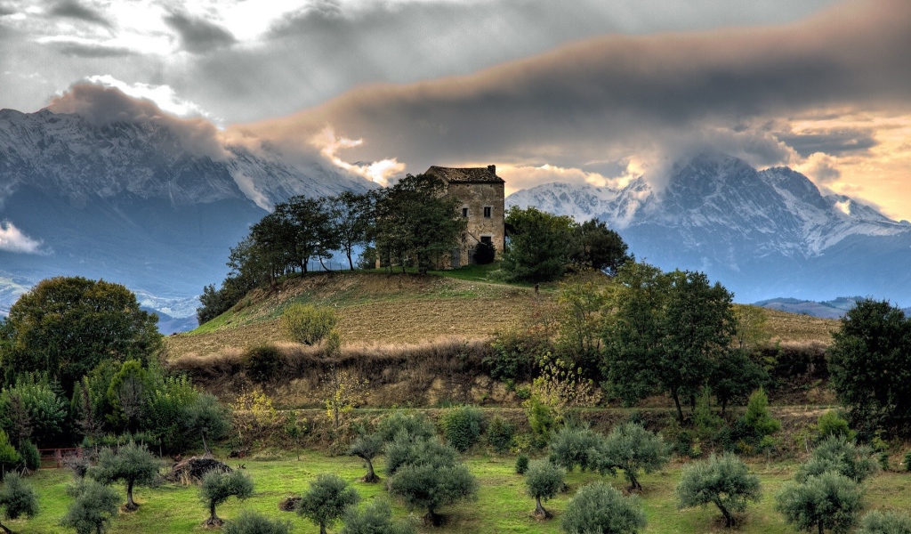 Замок на холме среди гор, фото HDR