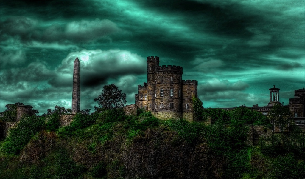 Замок на холме под зеленым небом