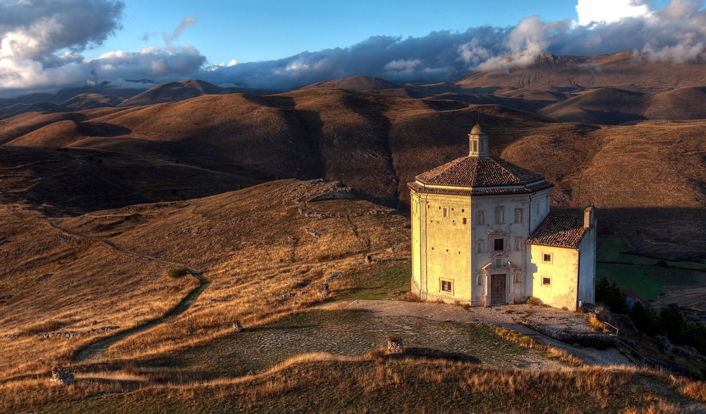 Церковь среди гор в Грузии