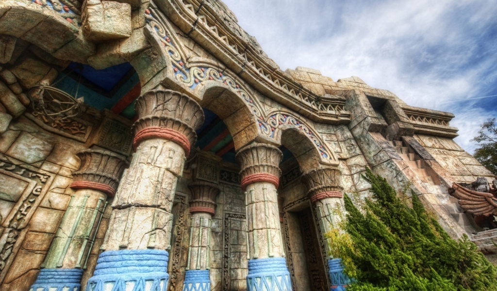 Колонны старинных зданий, фото HDR