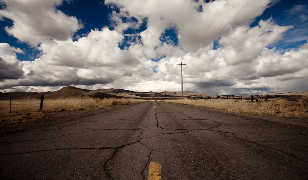 Трещины на асфальте в пустыне