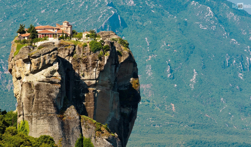 Неприступное имение на вершине скалы