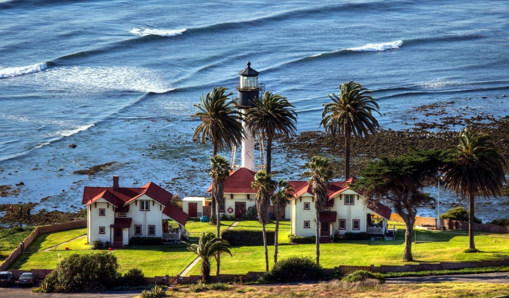 Маяк под пальмами на берегу моря