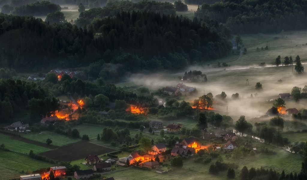 Утренний туман в горной деревне в Альпах
