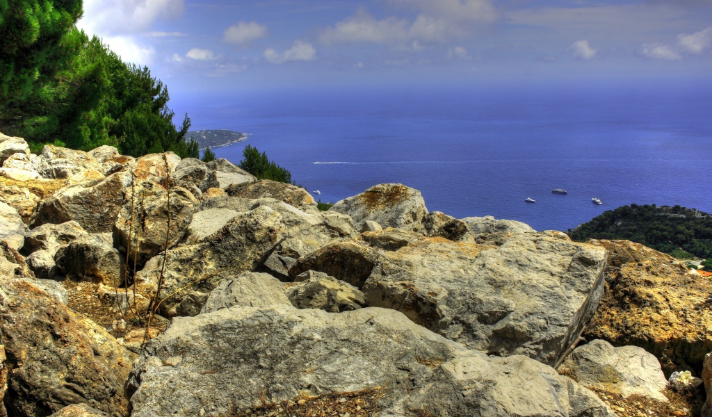 Скалистый берег Средиземного моря