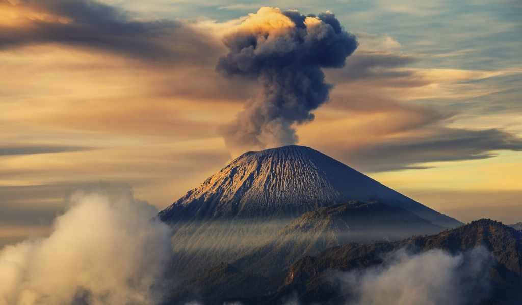 Семеру - самый высокий вулкан на острове Ява в Индонезии