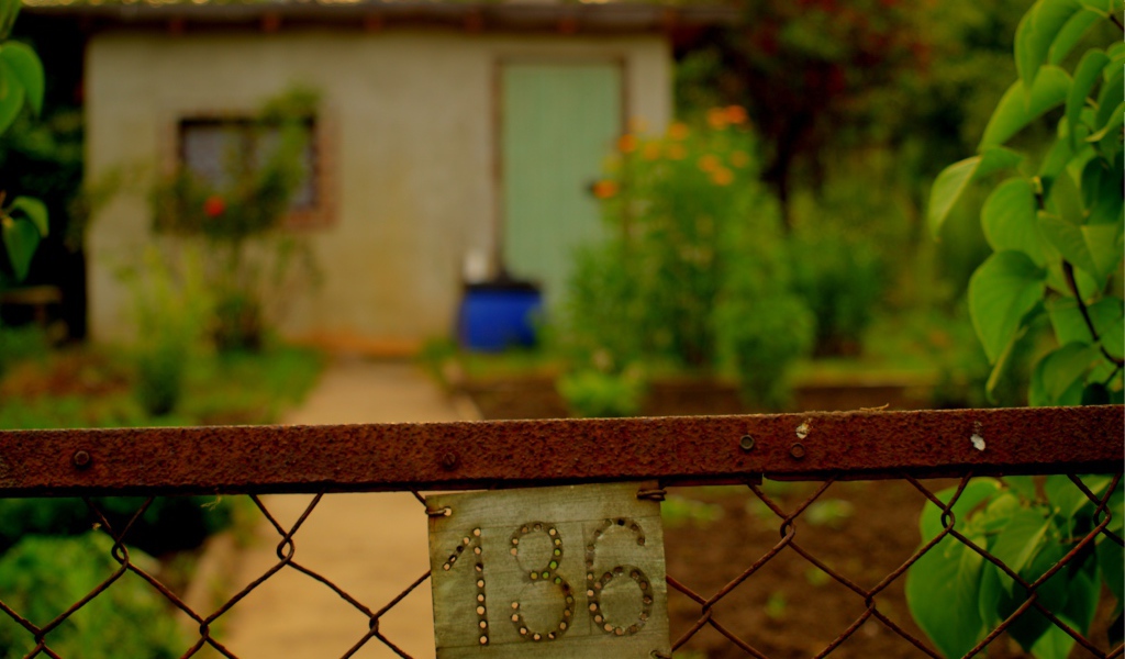 Номерной знак на калитке