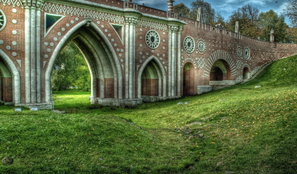 Старинный мост над оврагом, фото HDR
