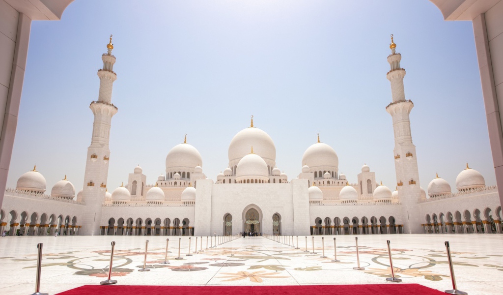 Двор белой мечети с золотыми минаретами