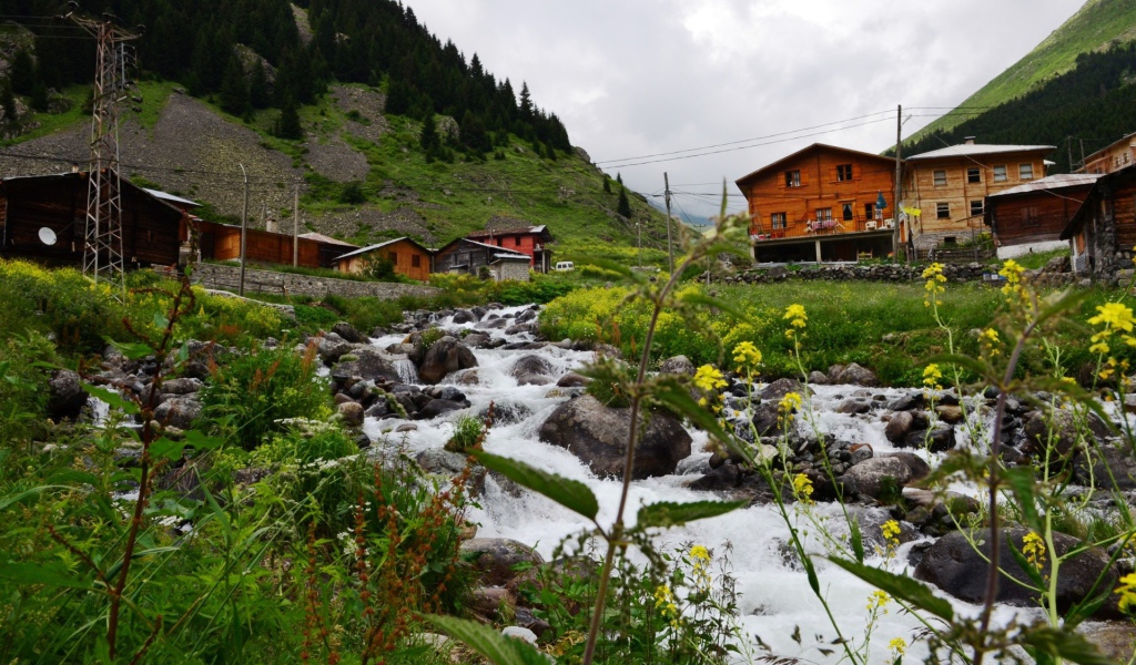 Деревня у горной реки, Турция