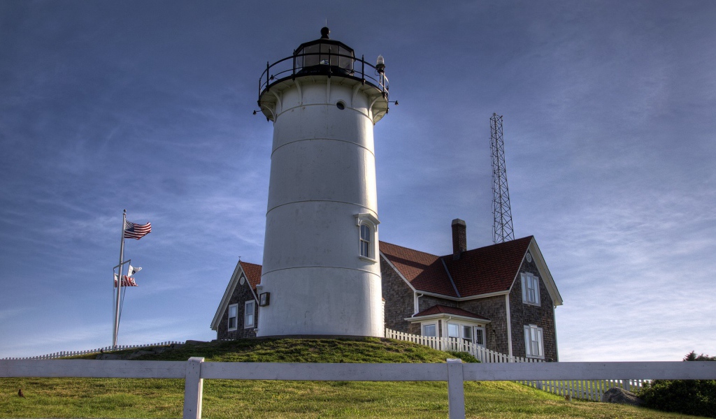 Большой маяк на побережье в США