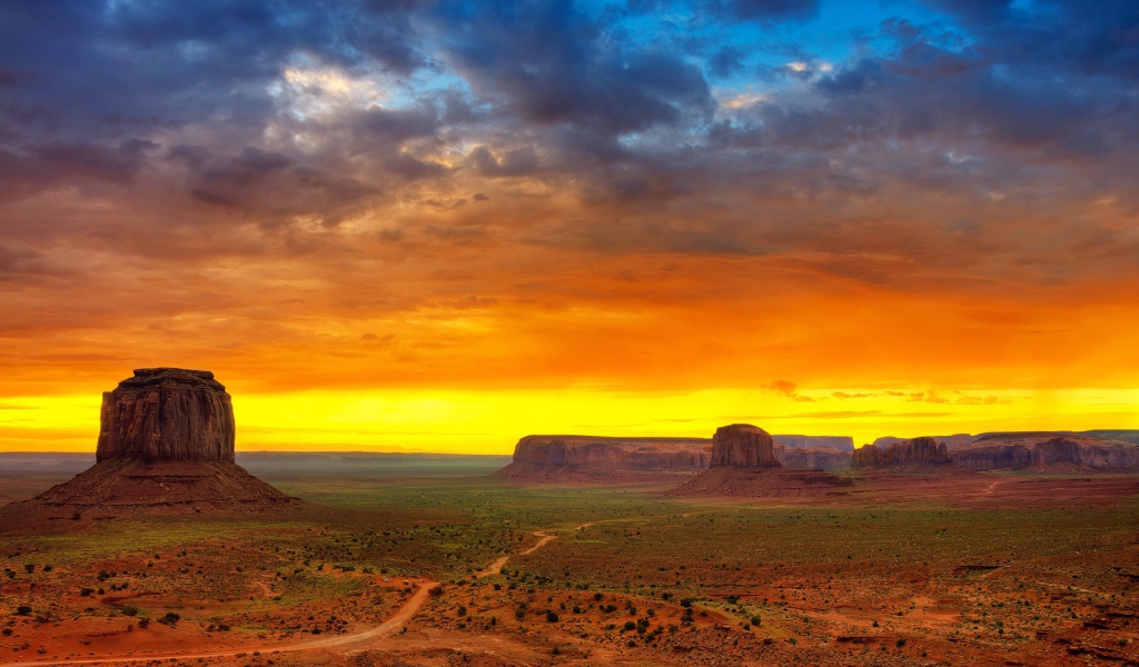 Яркий закат в Долине монументов