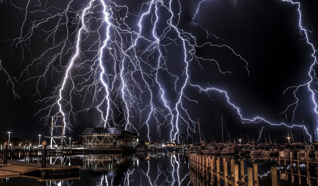 Молнии в черном небе над портом