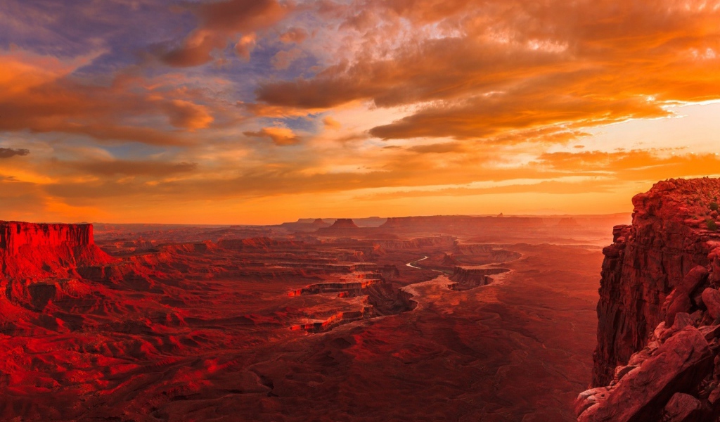 Красный закат в Национальном парке Страна каньонов, США