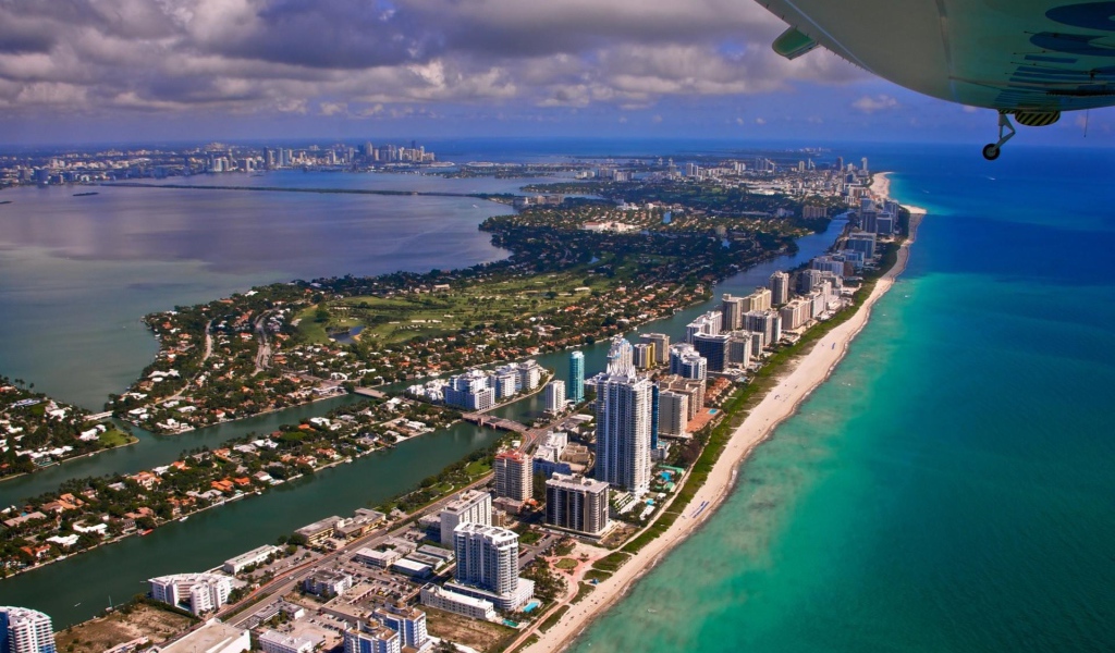 Курорт Майами под крылом самолета