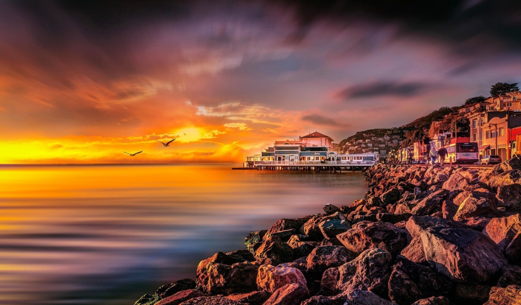 Скалистый берег на закате, Калифорния