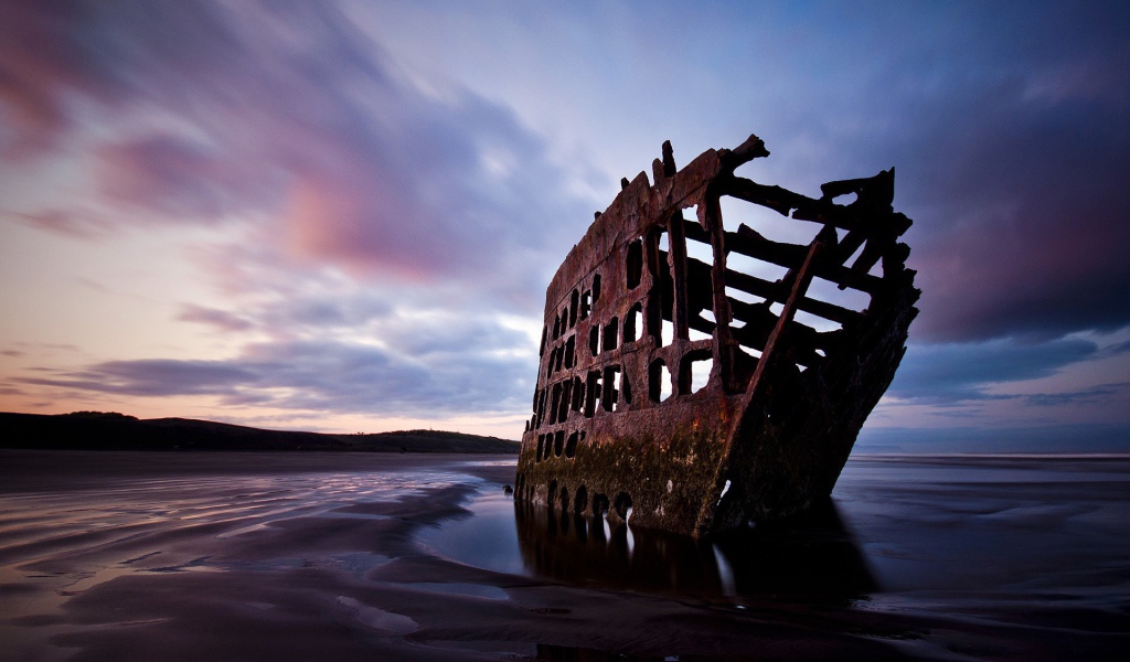 Ржавый каркас корабля у берега, Орегон