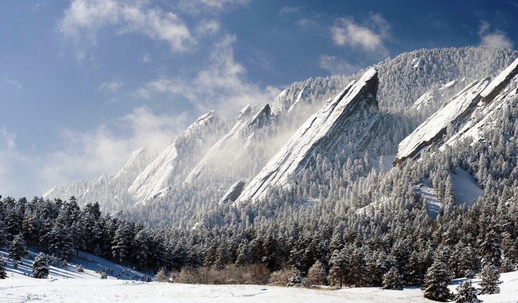 Заснеженные скалы в горах Колорадо