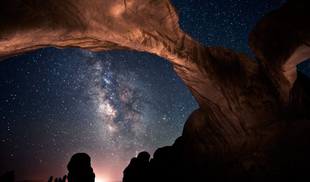 Звезды над скалами в каньоне, Юта, США