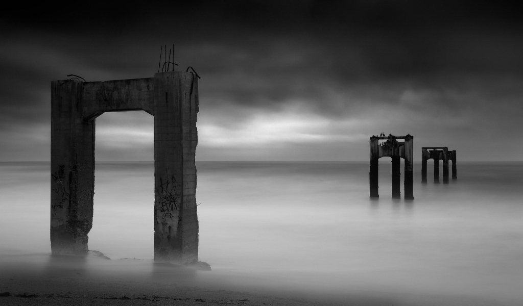 Остатки пирса в тумане, Калифорния