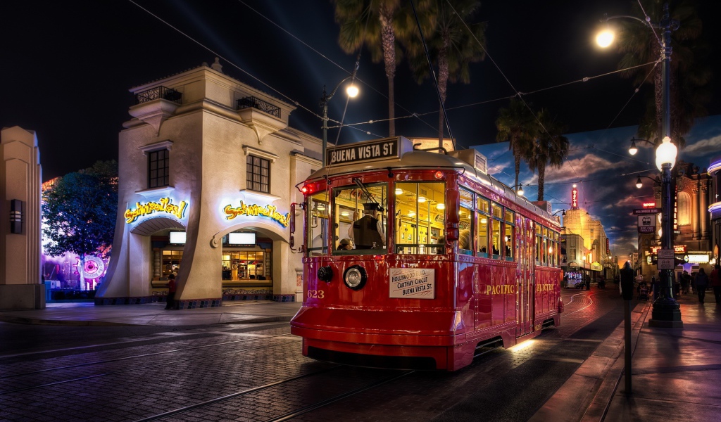 Трамвай на Buena Vista Street в Калифорнии