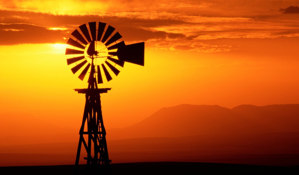 Ветряк флюгер на фоне заката, США