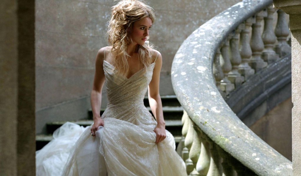 Девушка в белом платье спускается по лестнице, Кира Найтли
