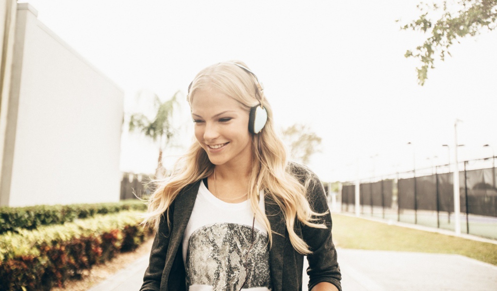 Спортсменка Дарья Клишина в наушниках